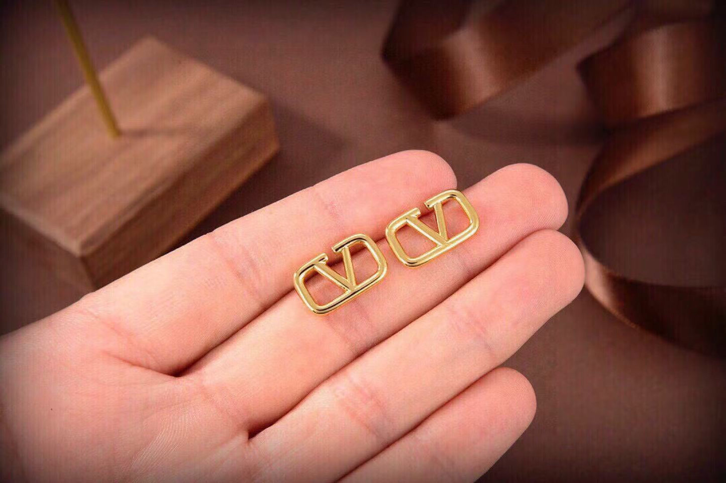 [Sprite Jewelry]Gold V-shaped stud earrings