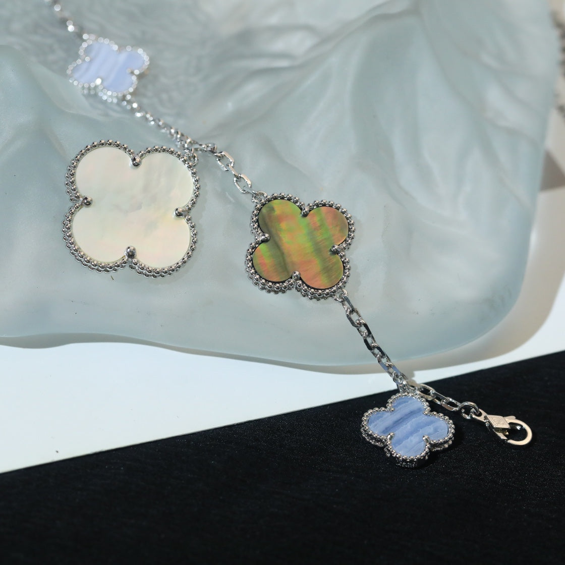 ¡®Sprite Jewelry¡¯CLOVER BRACELET 5 MOTIFS MOP CHALCEDONY SILVER