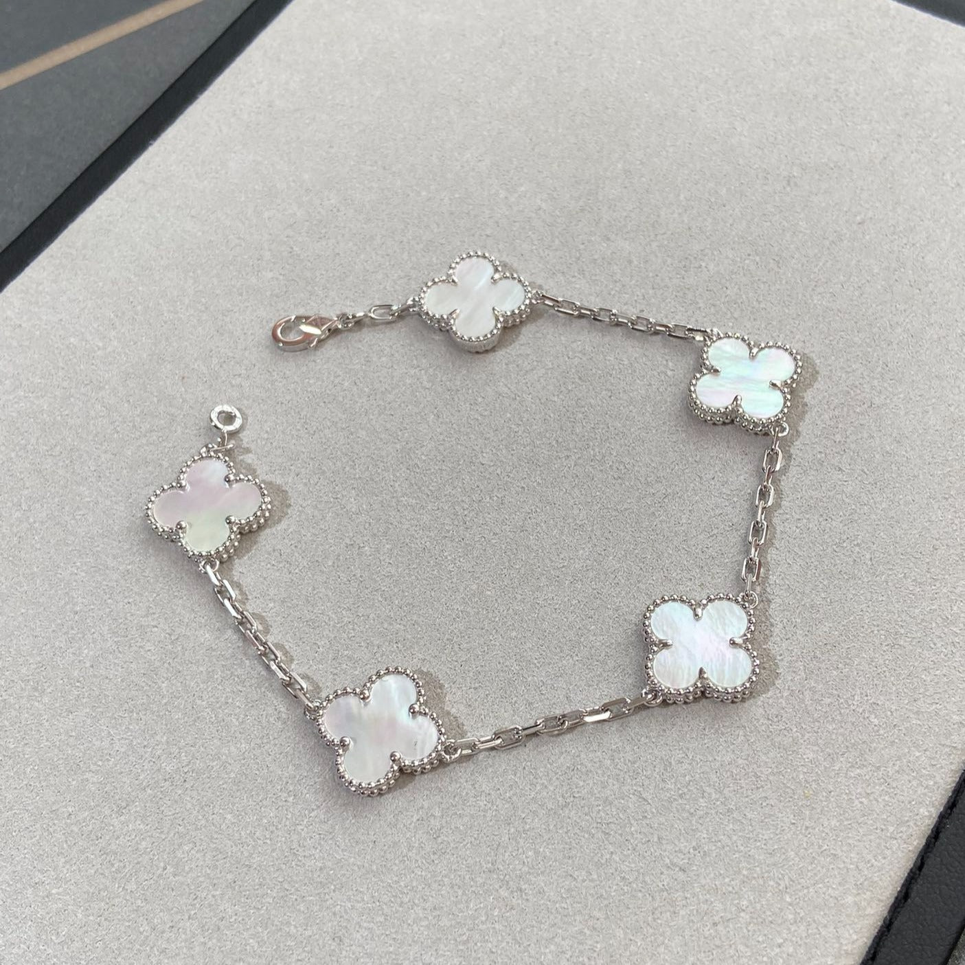 [Sprite Jewelry]New CLOVER WHITE PEARL MOP 5 MOTIF BRACELET COLLECTION