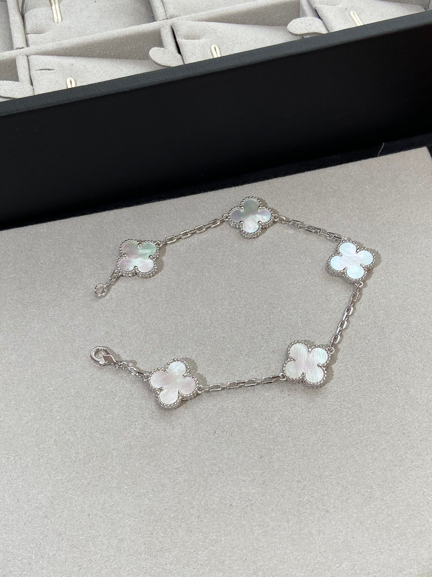 [Sprite Jewelry]New CLOVER WHITE PEARL MOP 5 MOTIF BRACELET COLLECTION