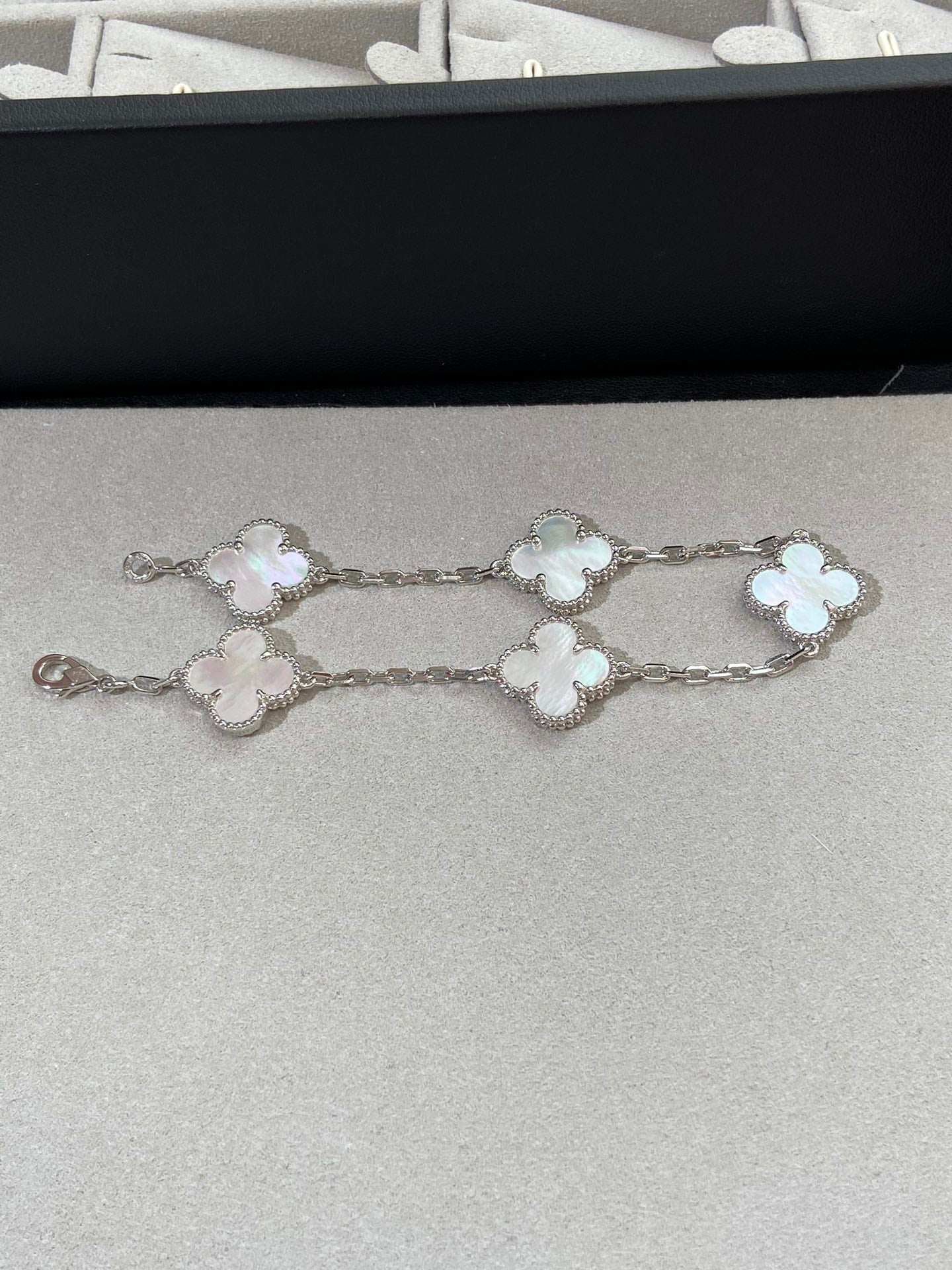 [Sprite Jewelry]New CLOVER WHITE PEARL MOP 5 MOTIF BRACELET COLLECTION