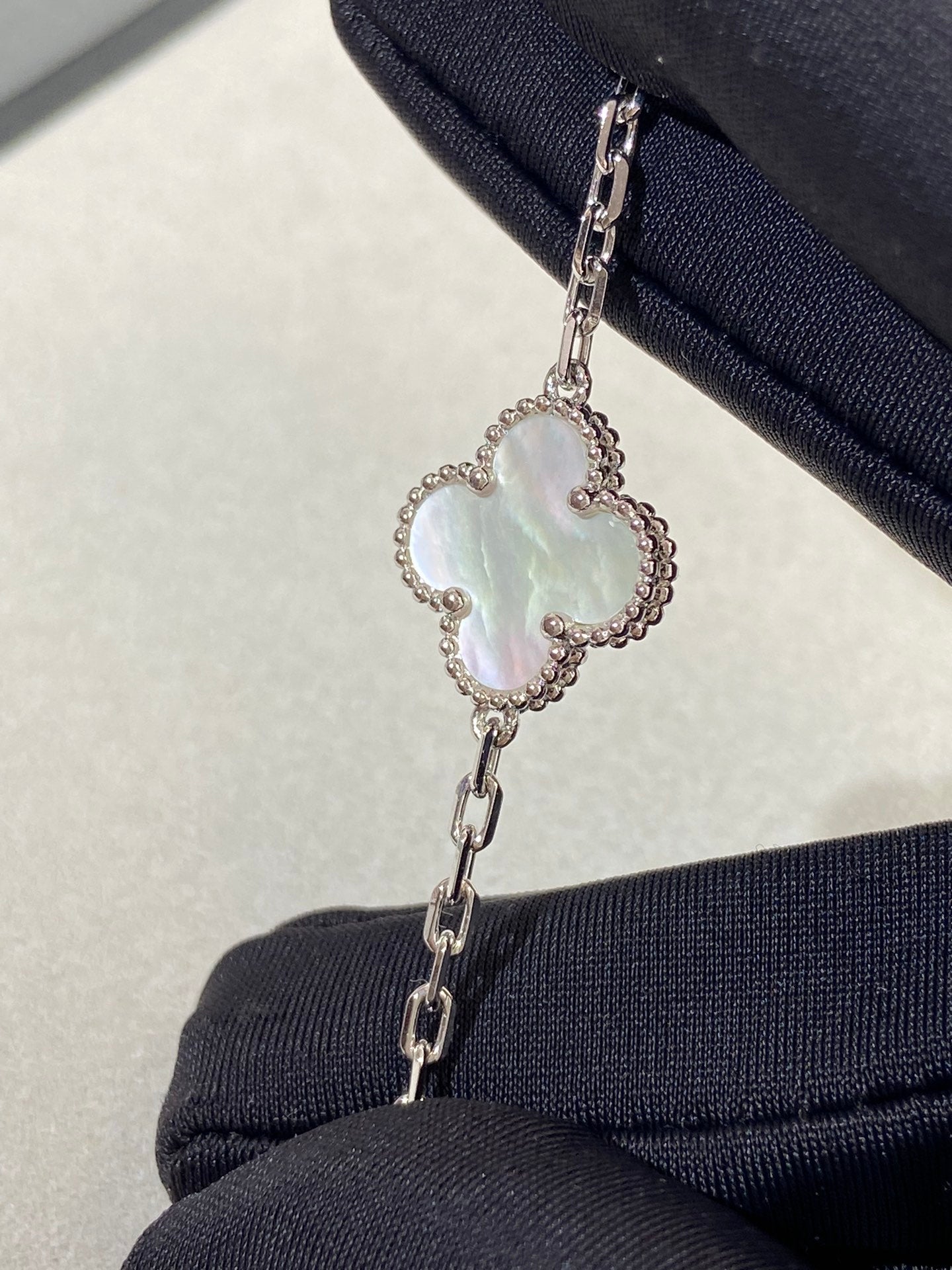 [Sprite Jewelry]New CLOVER WHITE PEARL MOP 5 MOTIF BRACELET COLLECTION