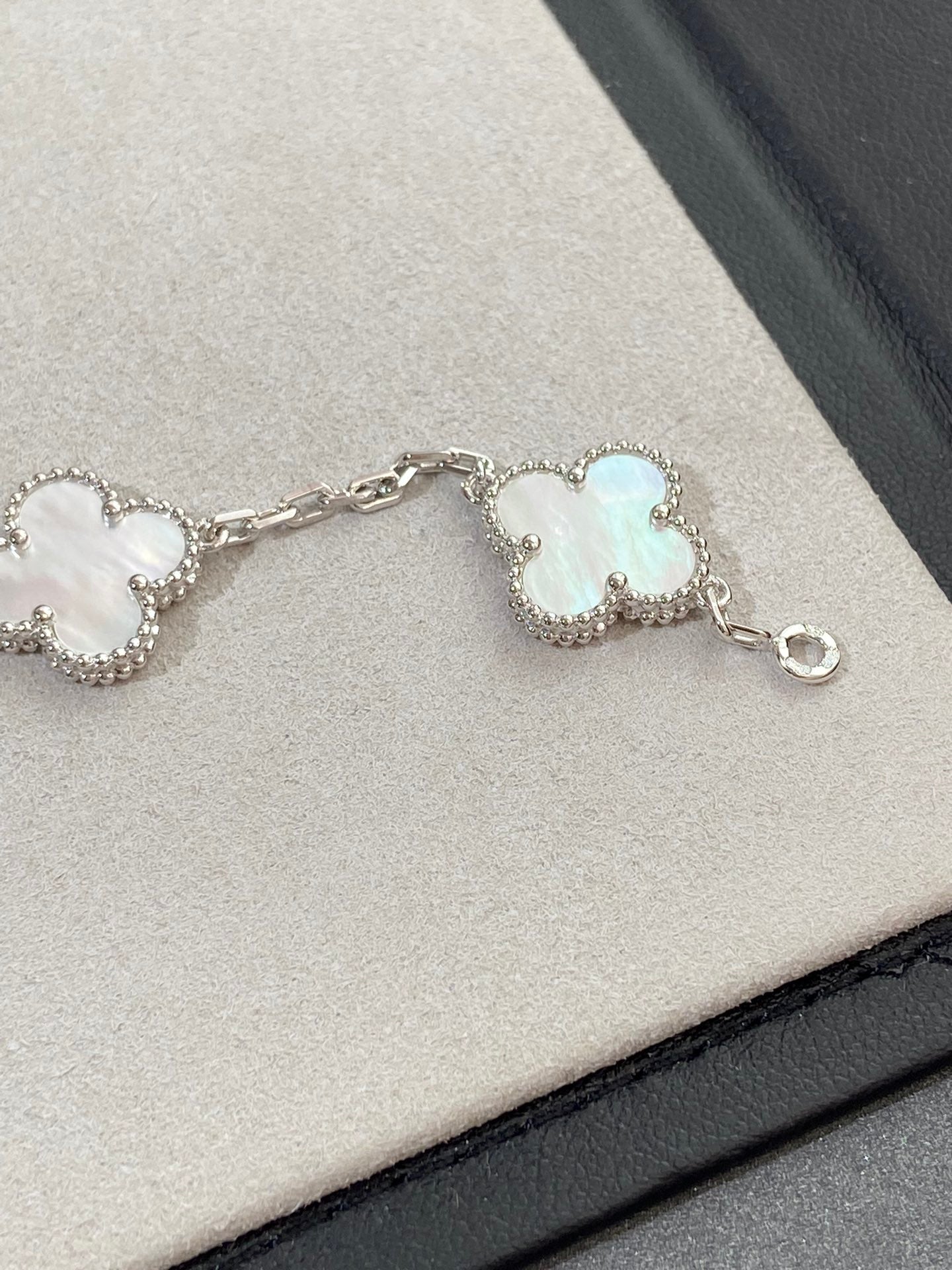 [Sprite Jewelry]New CLOVER WHITE PEARL MOP 5 MOTIF BRACELET COLLECTION