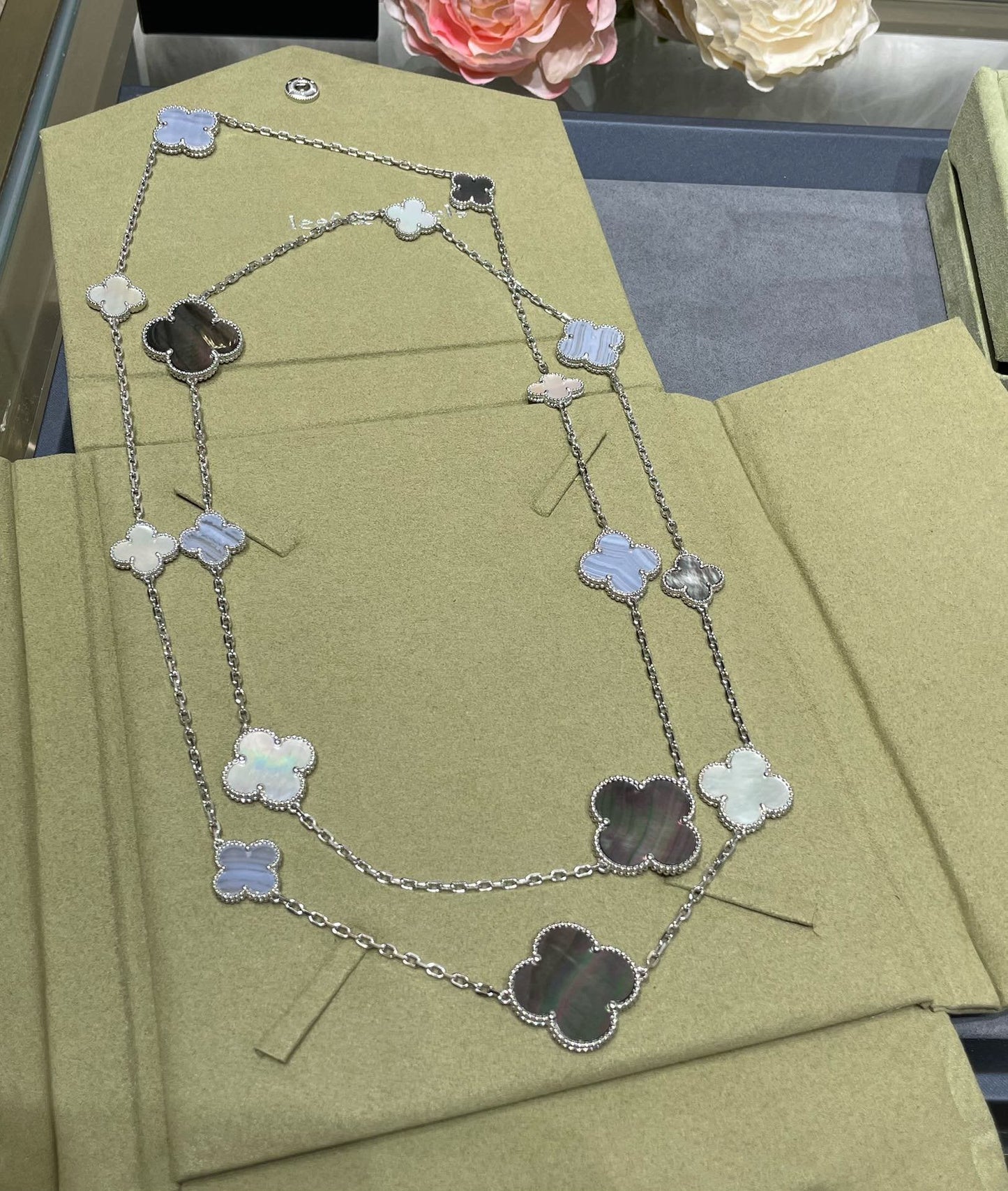 ¡®Sprite Jewelry¡¯CLOVER 16 MOTIF CHALCEDONY MOP SILVER NECKLACE