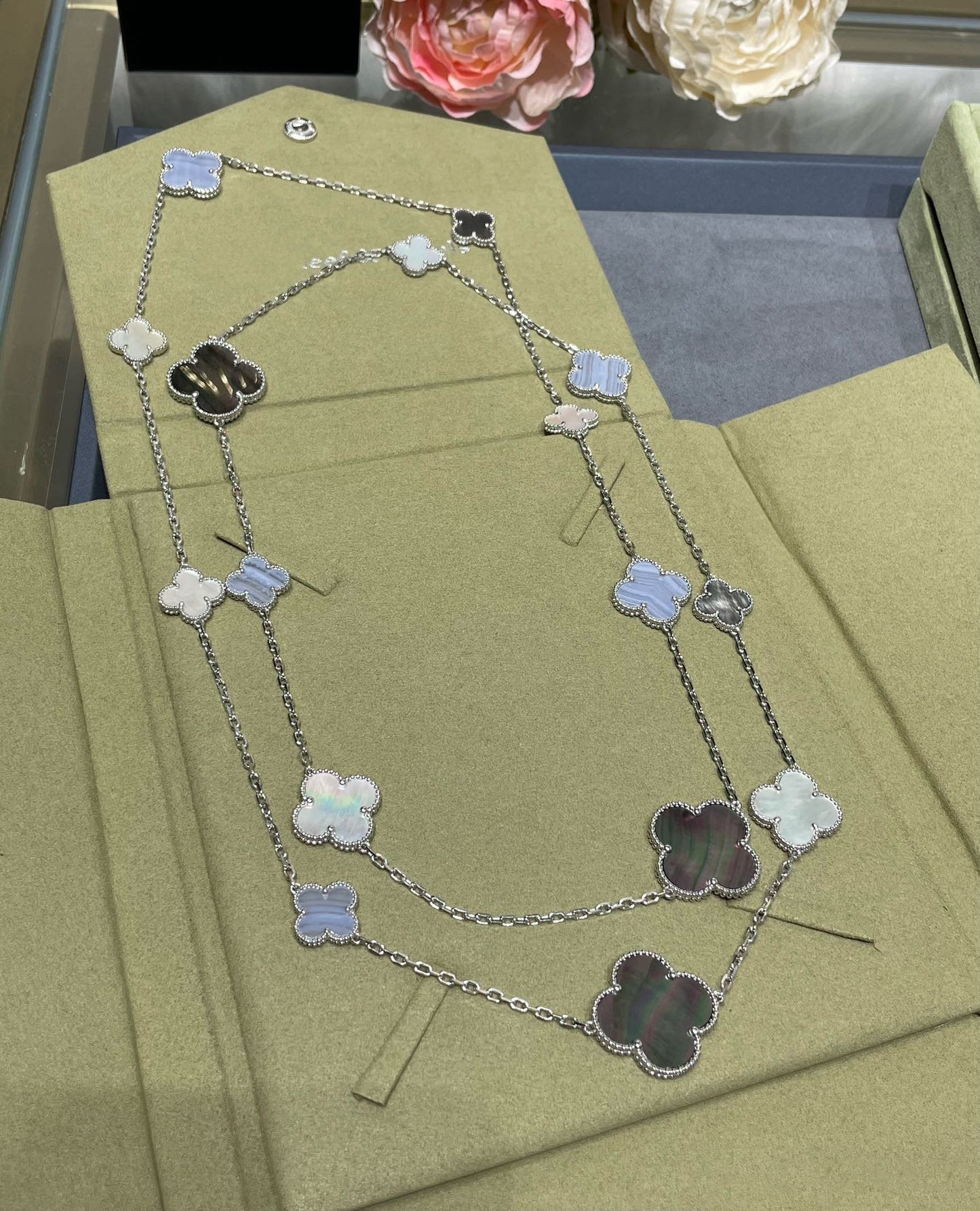 ¡®Sprite Jewelry¡¯CLOVER 16 MOTIF CHALCEDONY MOP SILVER NECKLACE