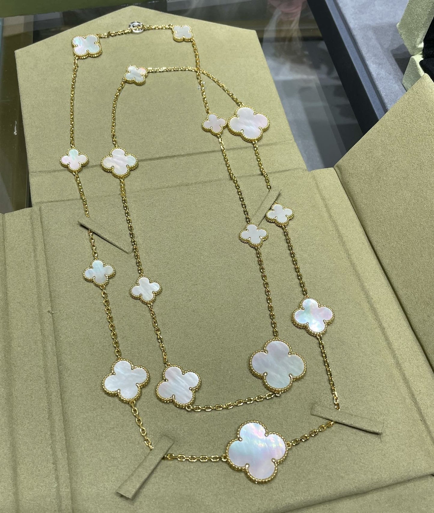 ¡®Sprite Jewelry¡¯CLOVER 16 MOTIF WHITE MOP GOLD NECKLACE