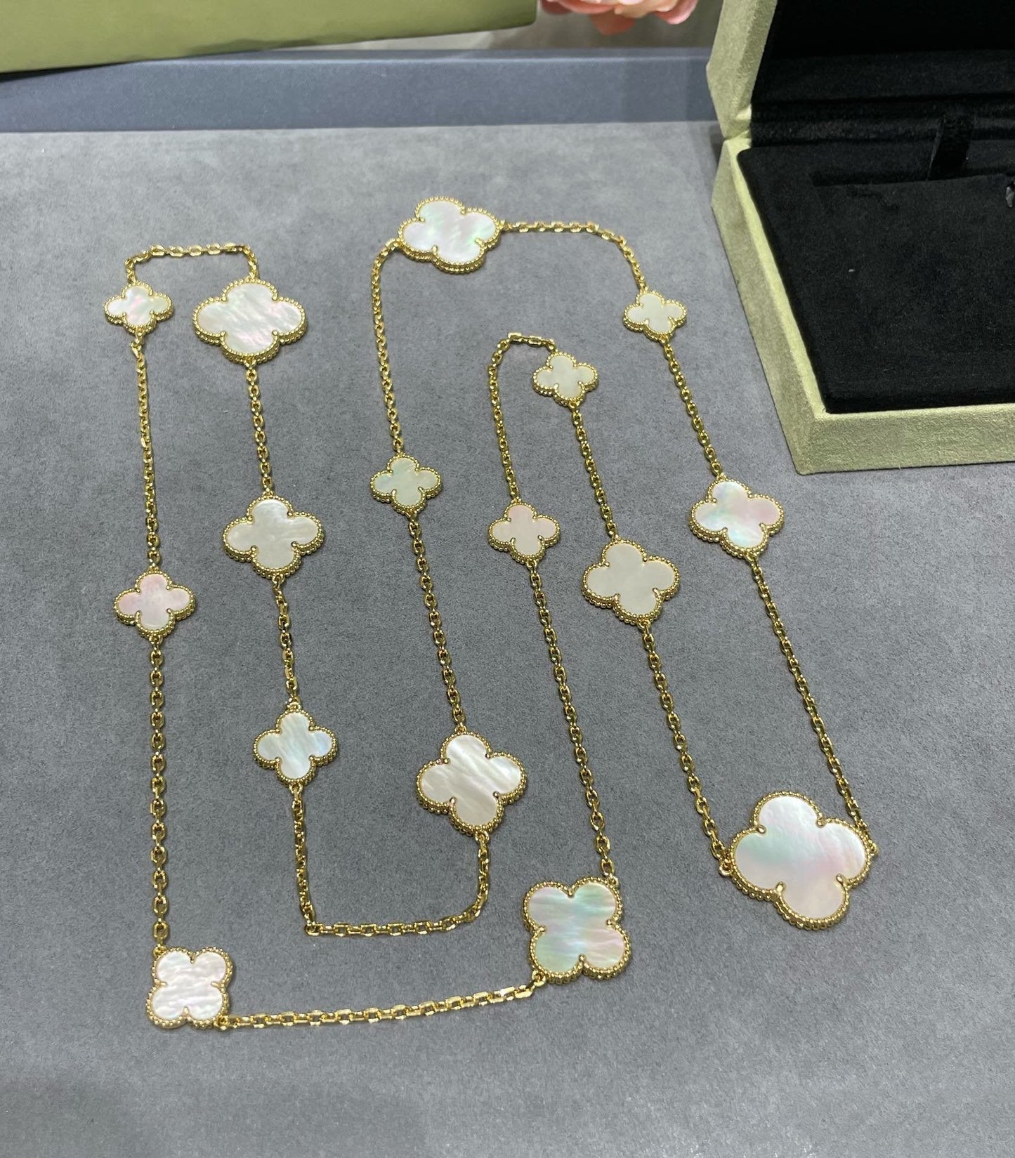¡®Sprite Jewelry¡¯CLOVER 16 MOTIF WHITE MOP GOLD NECKLACE