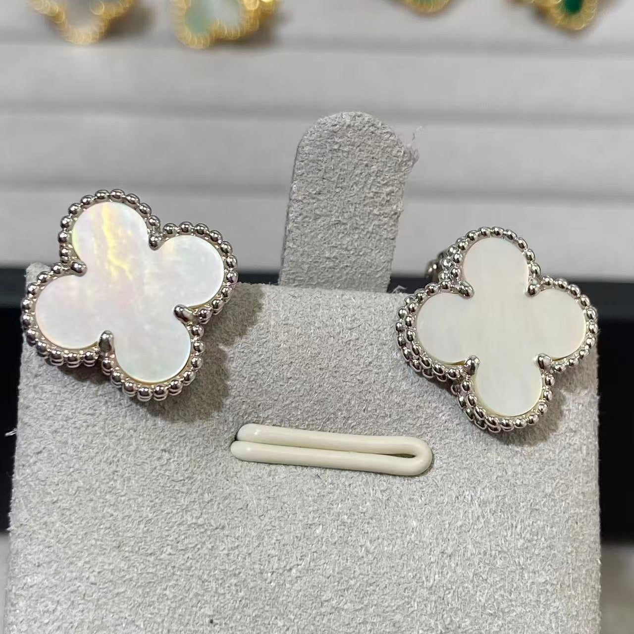 [Sprite Jewelry] CLOVER LARGE (20mm) 1 MOTIFS WHITE MOP STUD EARRINGS