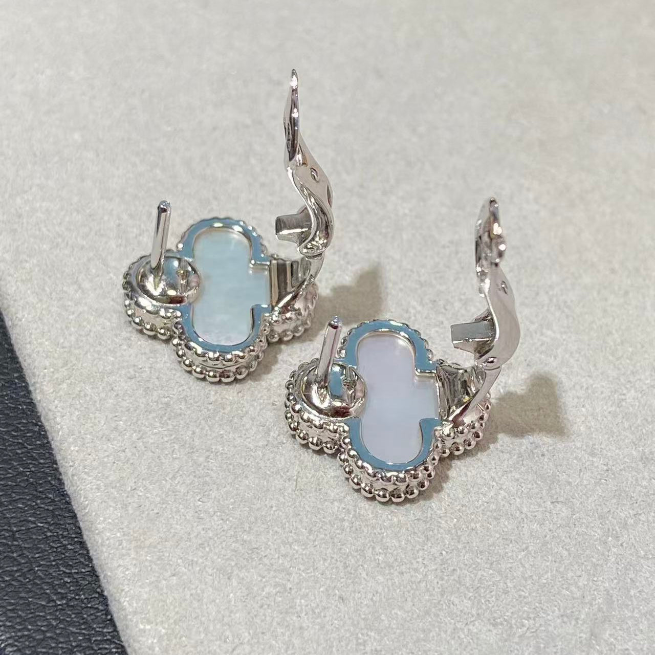 [Sprite Jewelry] CLOVER LARGE (20mm) 1 MOTIFS WHITE MOP STUD EARRINGS