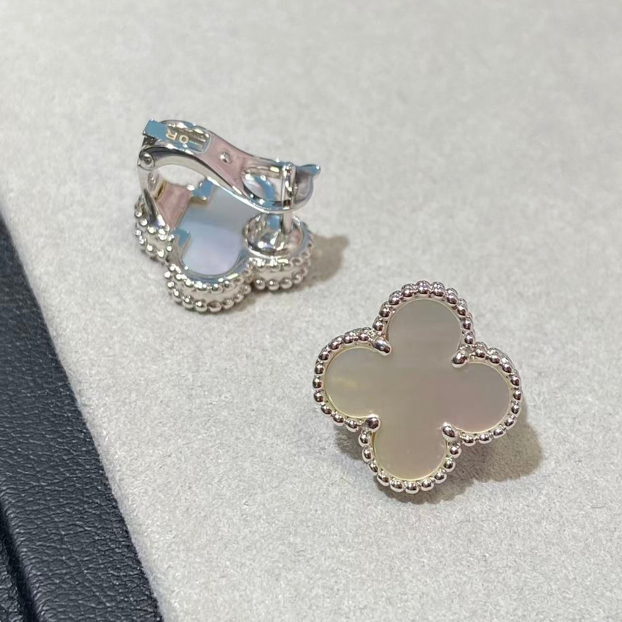 [Sprite Jewelry] CLOVER LARGE (20mm) 1 MOTIFS WHITE MOP STUD EARRINGS