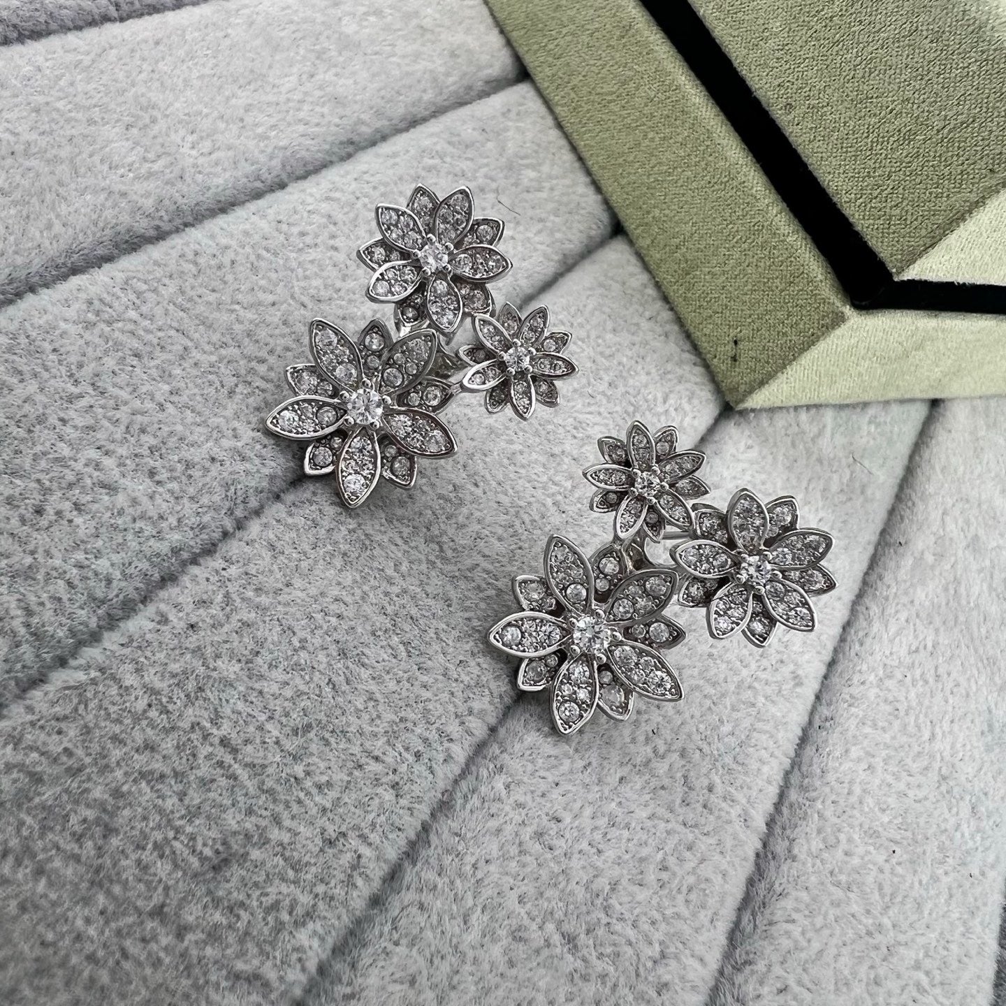 [Sprite Jewelry] Full Diamond Hollow Lotus Necklace Set