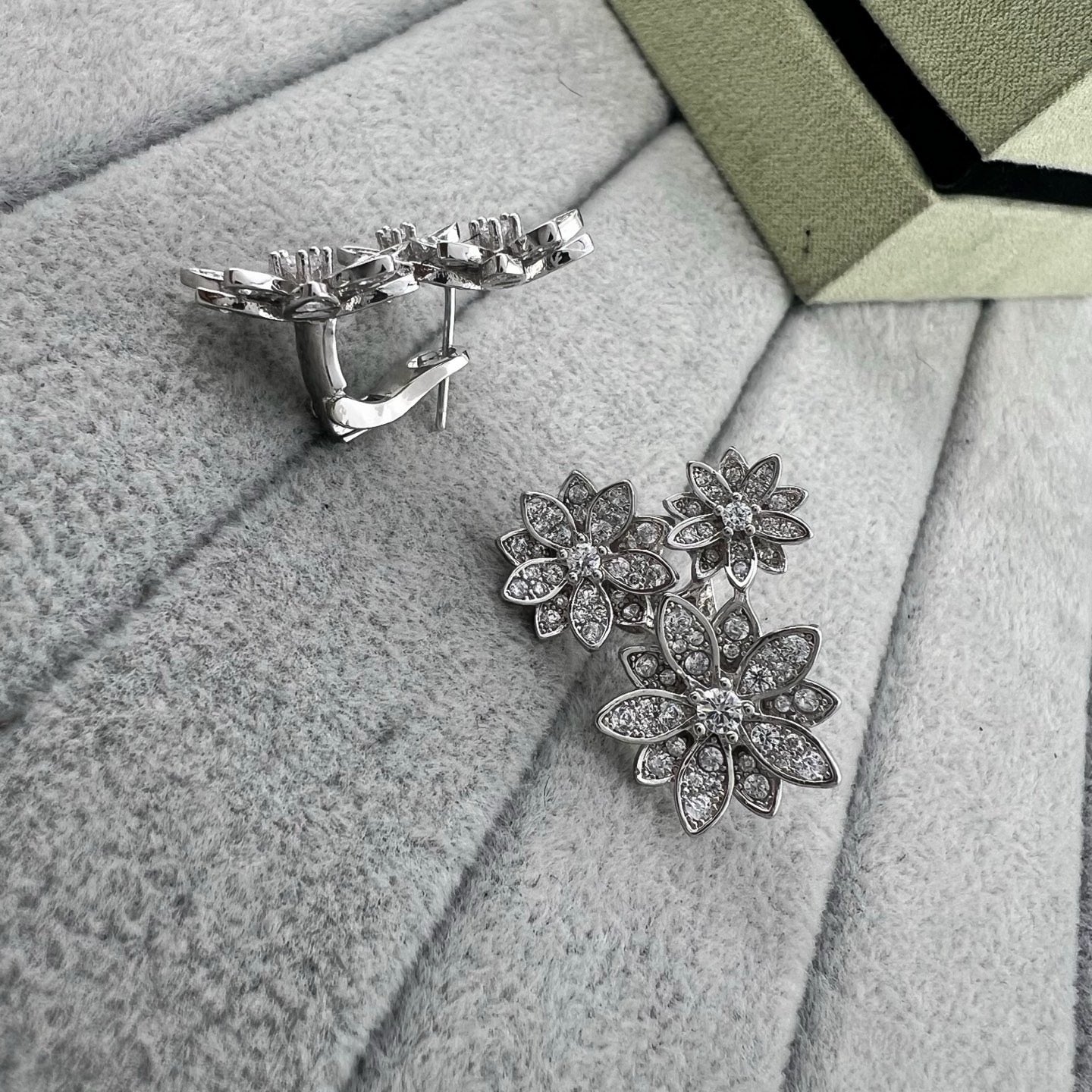 [Sprite Jewelry] Full Diamond Hollow Lotus Necklace Set