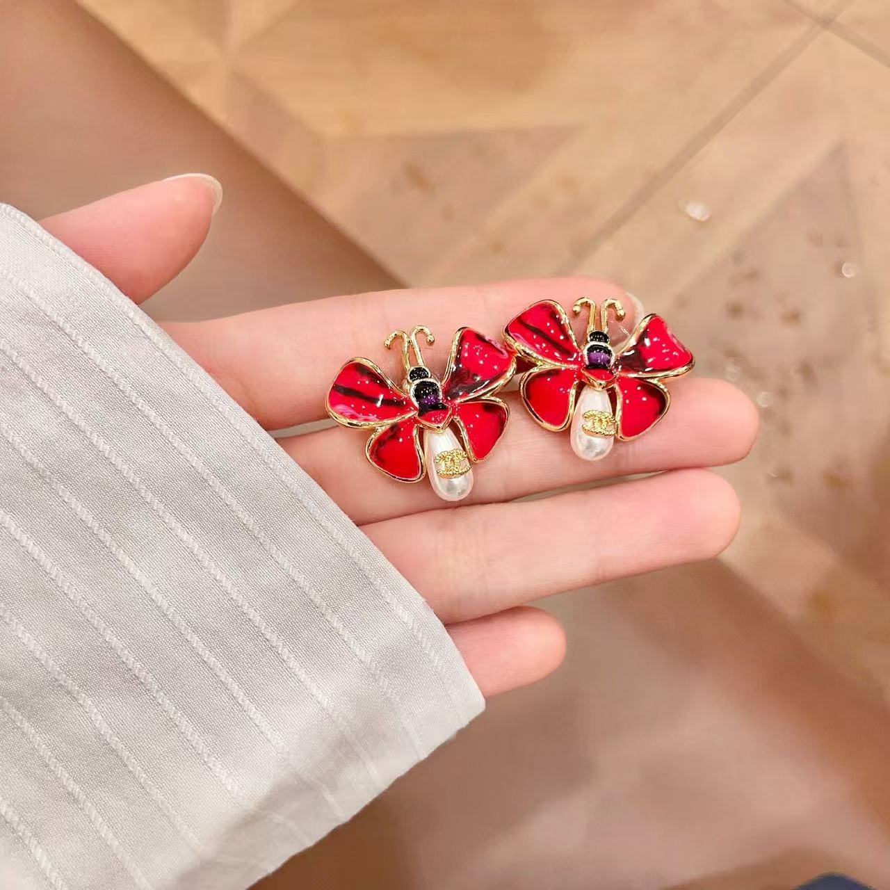 [Sprite Jewelry] Ladybug Enamel & Faux Pearl Clip-On Earrings