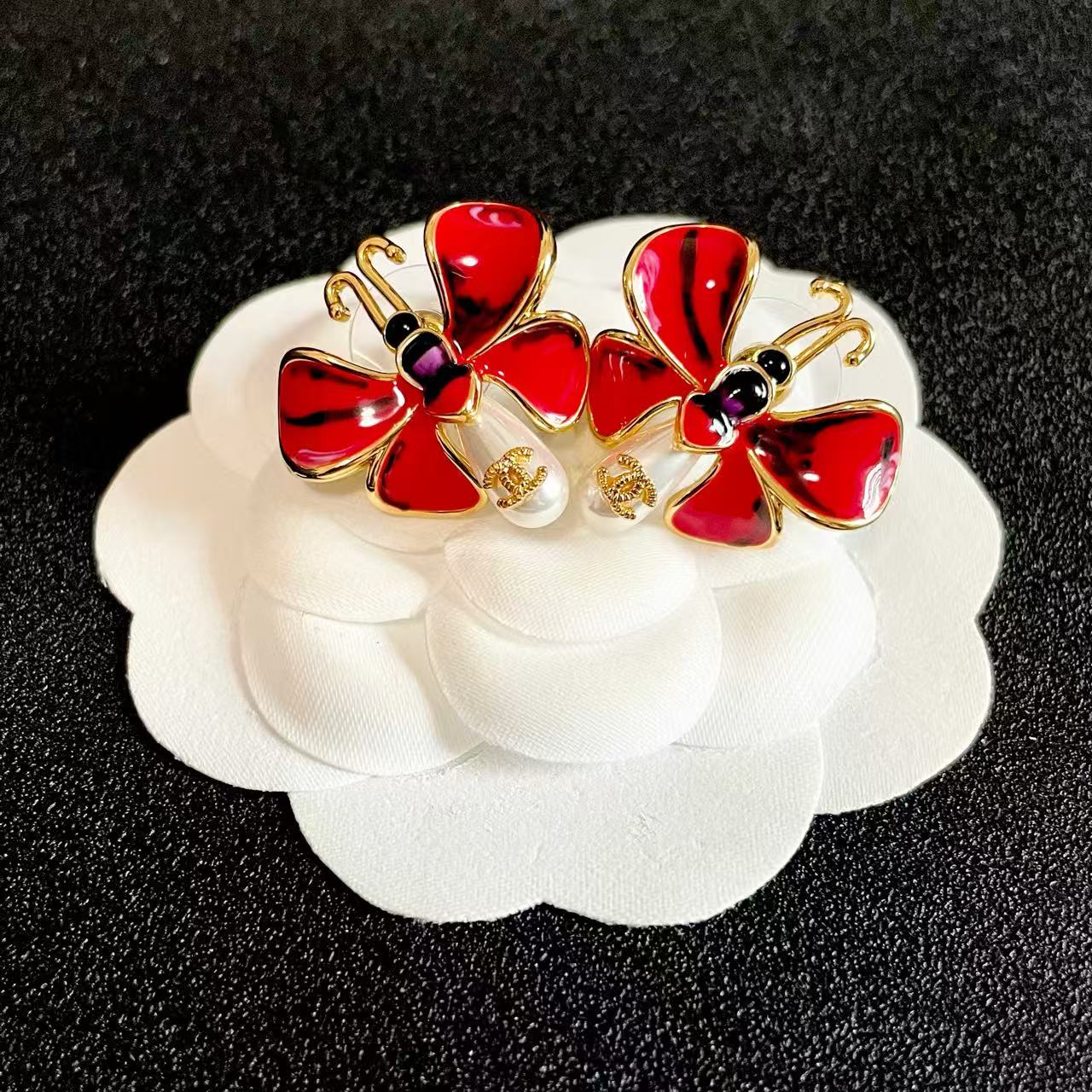 [Sprite Jewelry] Ladybug Enamel & Faux Pearl Clip-On Earrings