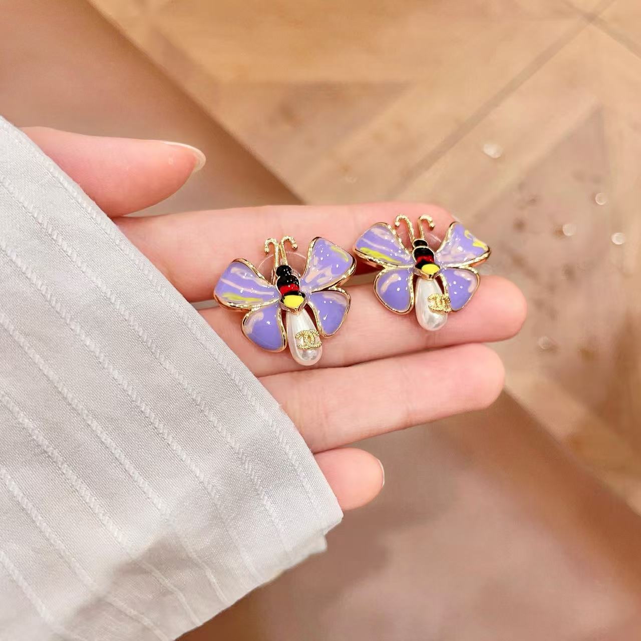 [Sprite Jewelry] Ladybug Enamel & Faux Pearl Clip-On Earrings
