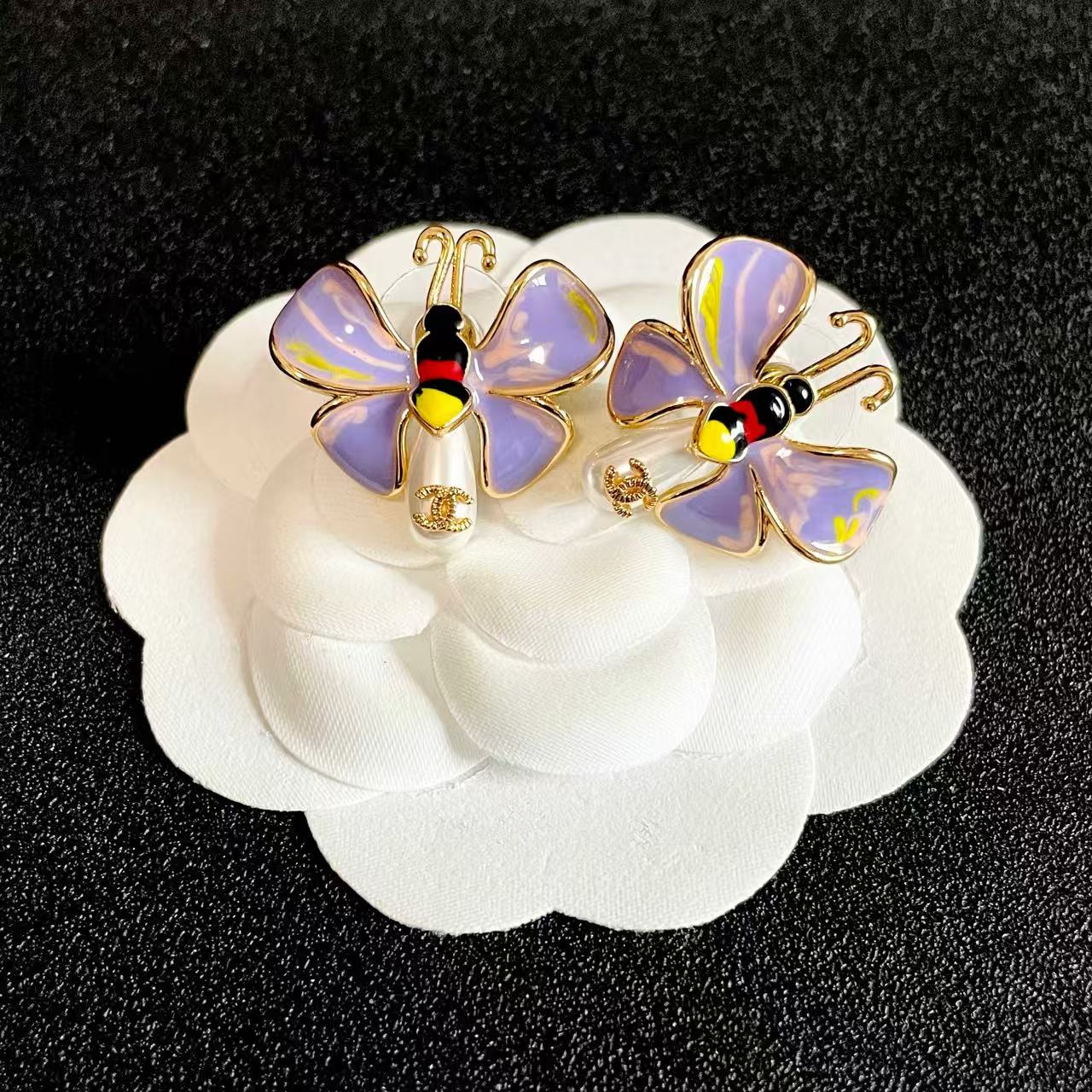 [Sprite Jewelry] Ladybug Enamel & Faux Pearl Clip-On Earrings