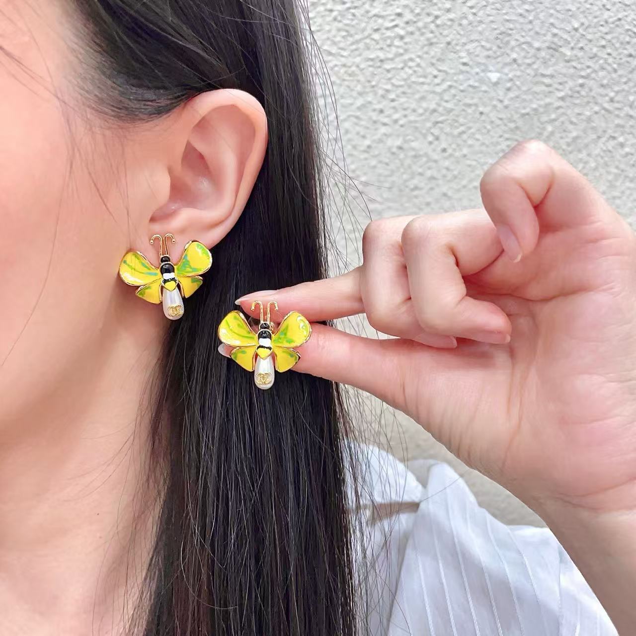 [Sprite Jewelry] Ladybug Enamel & Faux Pearl Clip-On Earrings