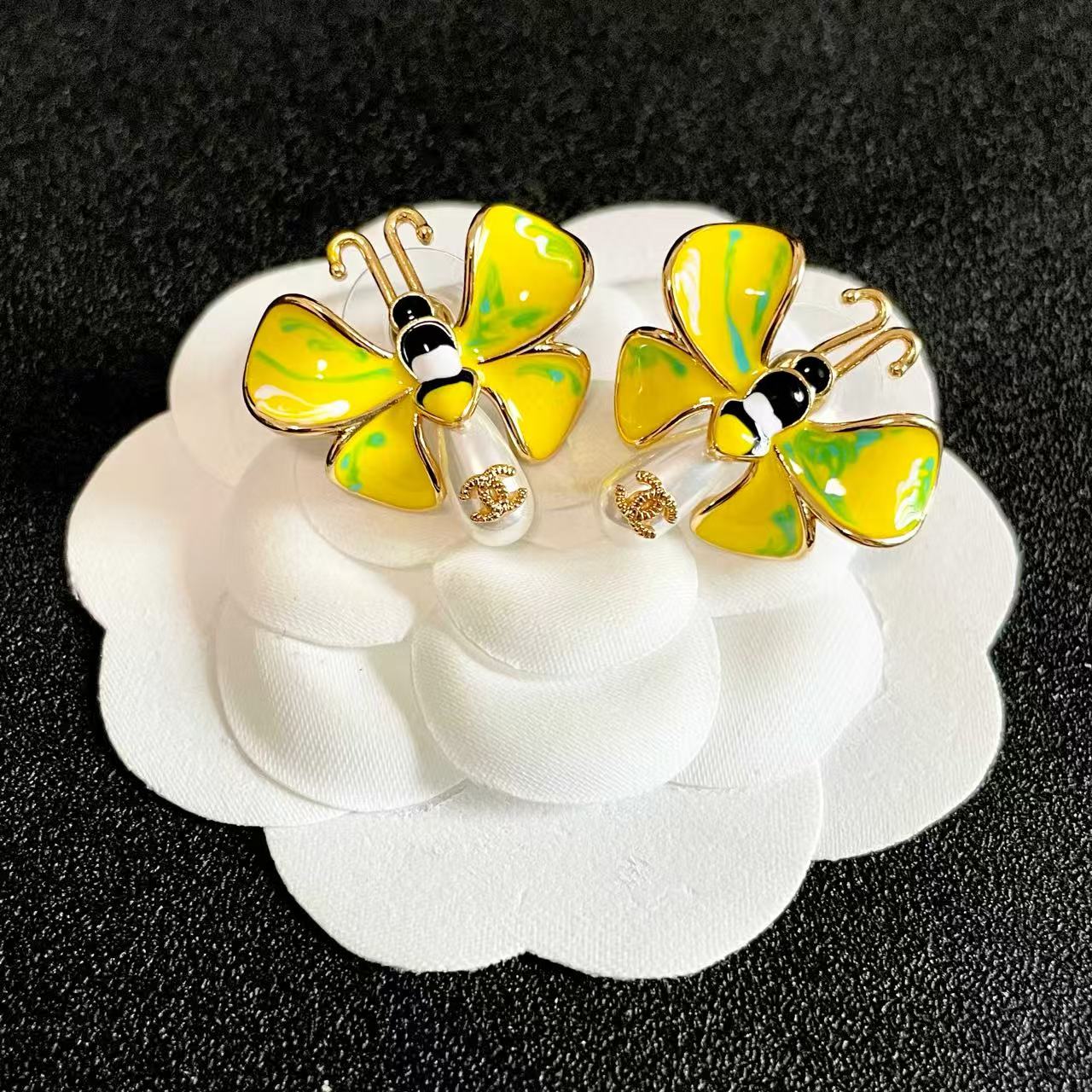 [Sprite Jewelry] Ladybug Enamel & Faux Pearl Clip-On Earrings