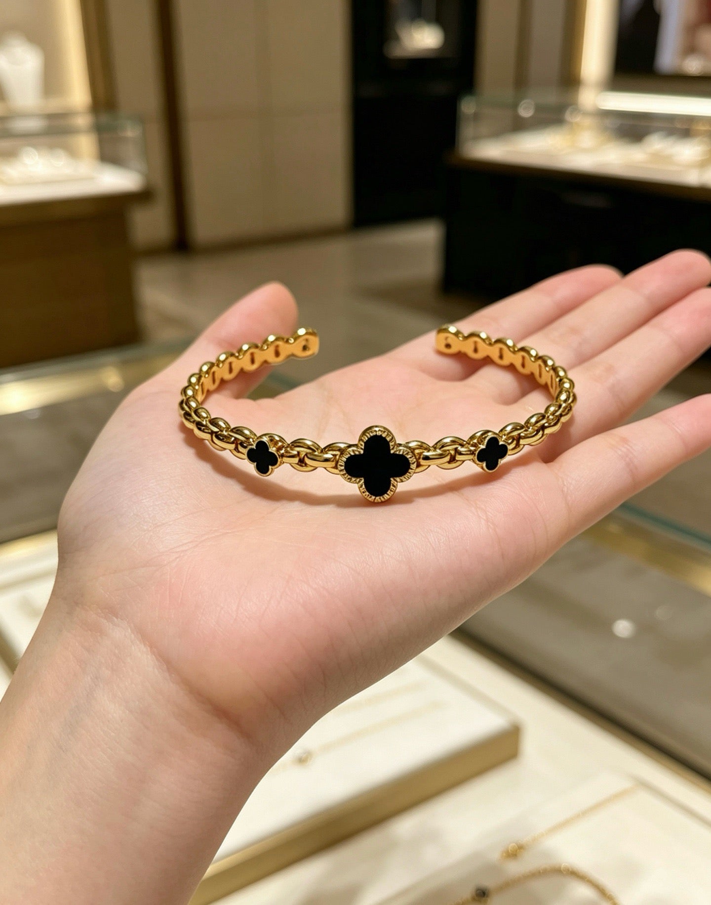 ¡®SpriteJewelry¡¯Vintage Alhambra 3‑Flower Open Cuff, Black Onyx Gold‑Tone Chain Bangle