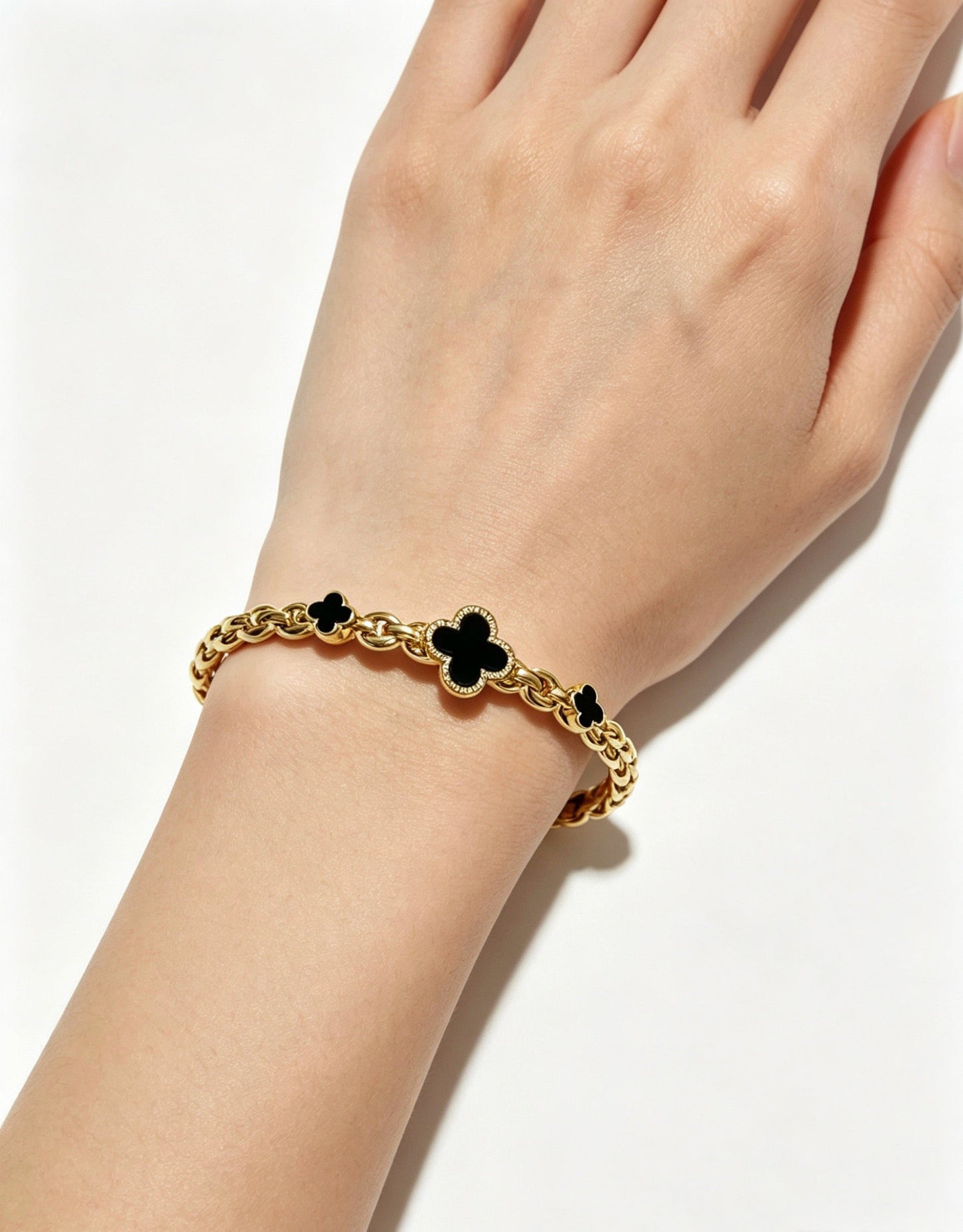 ¡®SpriteJewelry¡¯Vintage Alhambra 3‑Flower Open Cuff, Black Onyx Gold‑Tone Chain Bangle