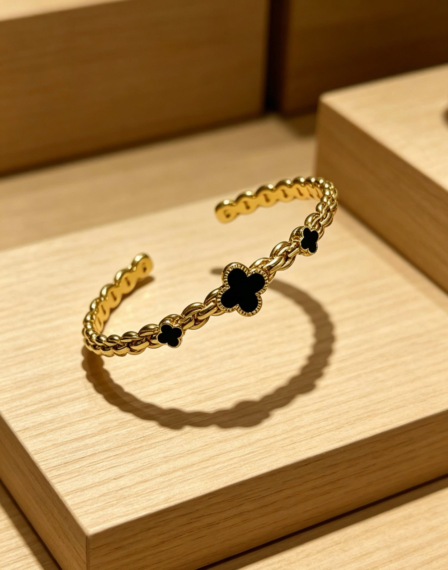 ¡®SpriteJewelry¡¯Vintage Alhambra 3‑Flower Open Cuff, Black Onyx Gold‑Tone Chain Bangle