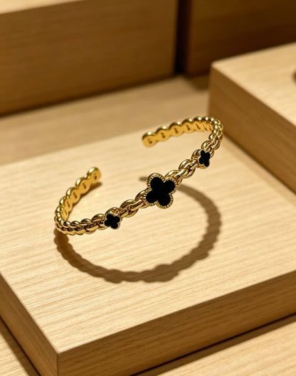 ¡®SpriteJewelry¡¯Vintage Alhambra 3‑Flower Open Cuff, Black Onyx Gold‑Tone Chain Bangle