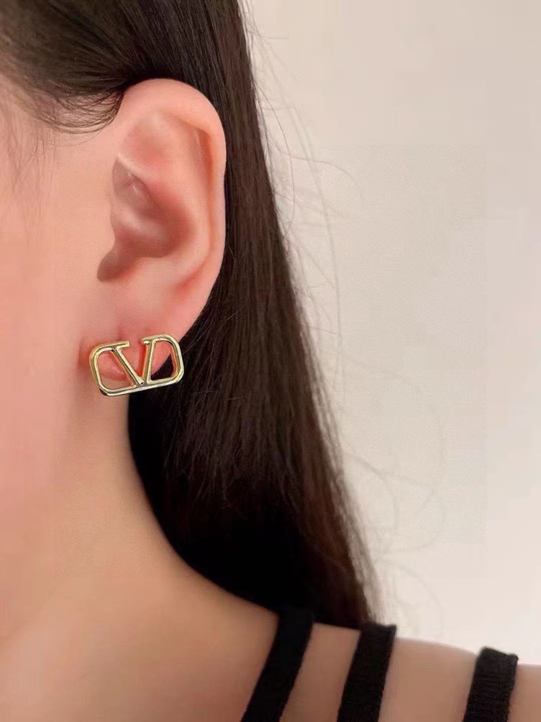 [Sprite Jewelry]Gold V-shaped stud earrings
