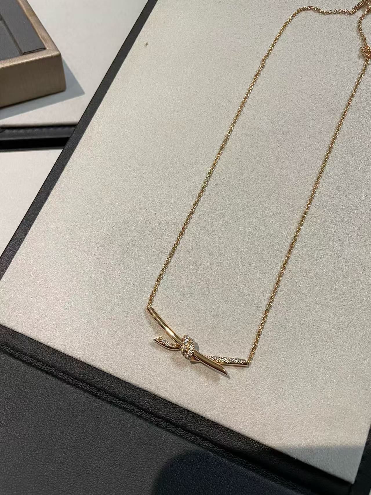 [Sprite Jewelry]T House Diamond-Studded Knot Necklace
