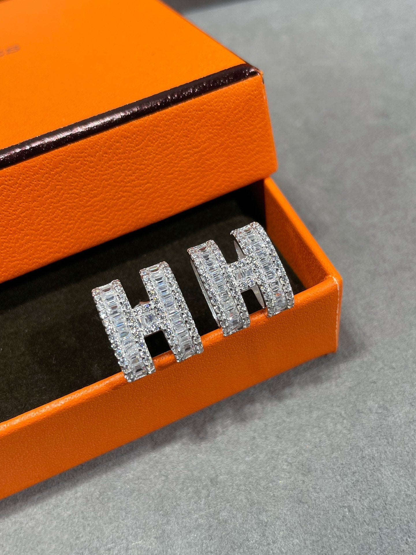 ¡®Sprite Jewelry¡¯H STUD EARRINGS WITH SILVER DIAMONDS