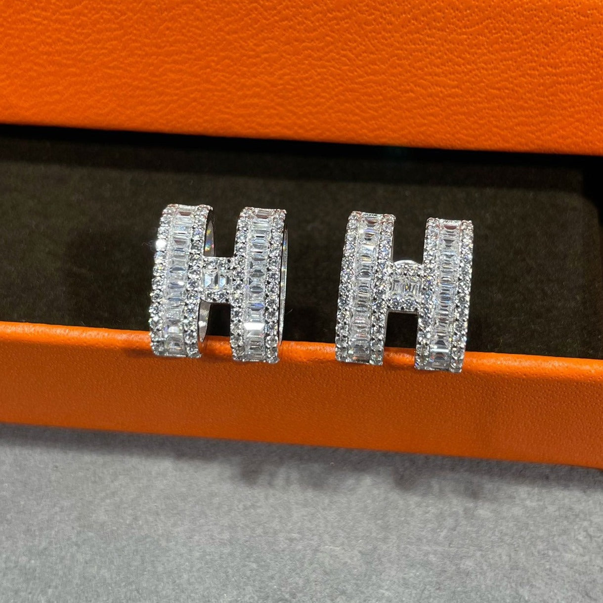 ¡®Sprite Jewelry¡¯H STUD EARRINGS WITH SILVER DIAMONDS