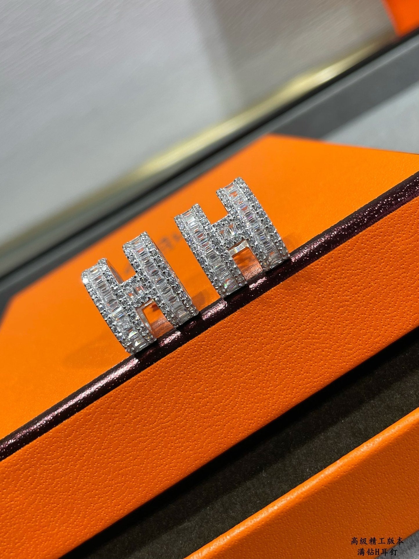 ¡®Sprite Jewelry¡¯H STUD EARRINGS WITH SILVER DIAMONDS