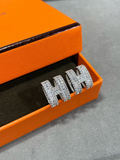 ¡®Sprite Jewelry¡¯H STUD EARRINGS WITH SILVER DIAMONDS